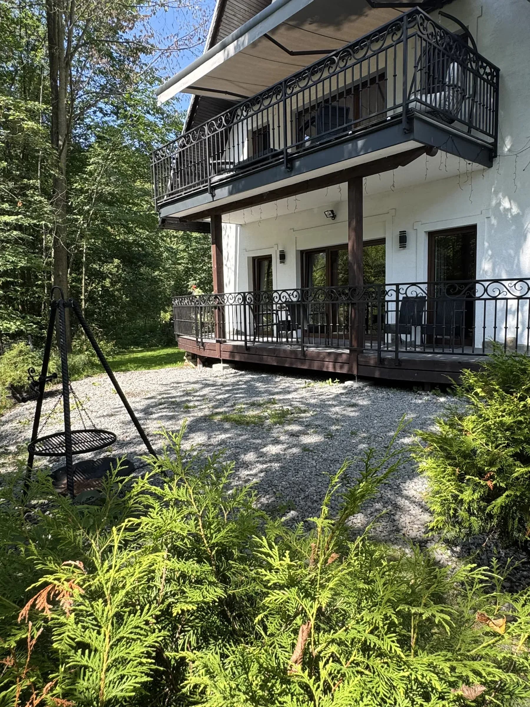 Dom z apartamentem Rzeczne Zacisze latem, widok z ogrodu
