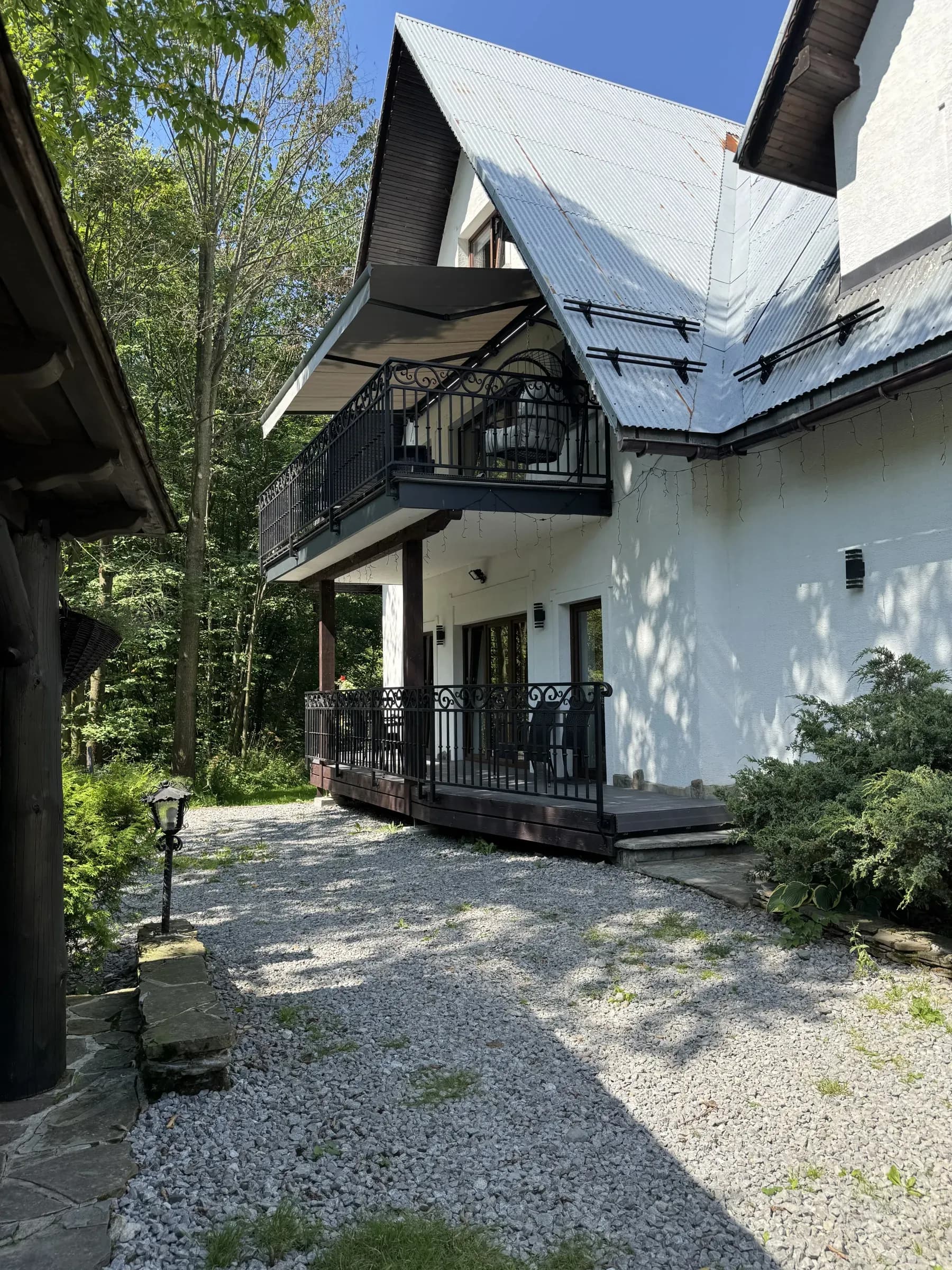 Góralski dom z apartamentem — widok od frontu