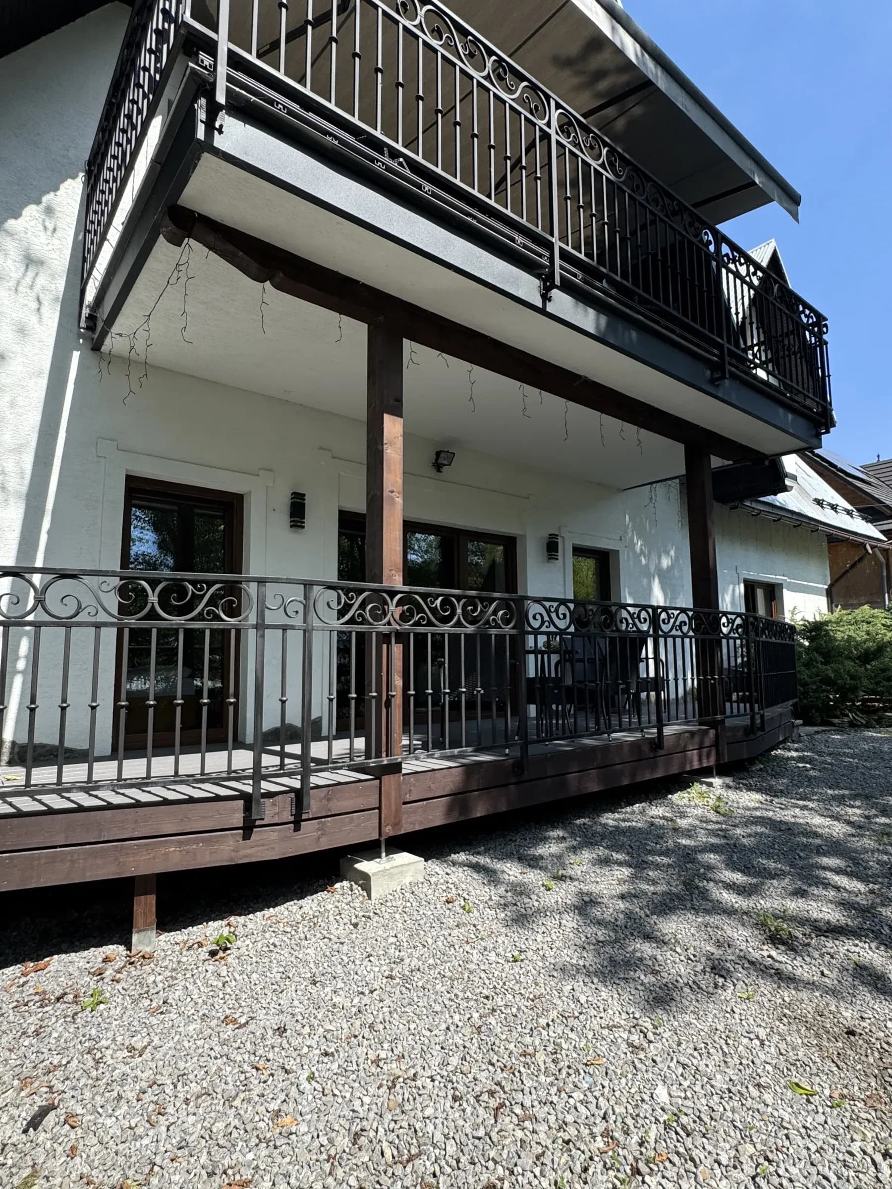 Ogród przy domu z widokiem na okoliczną zieleń