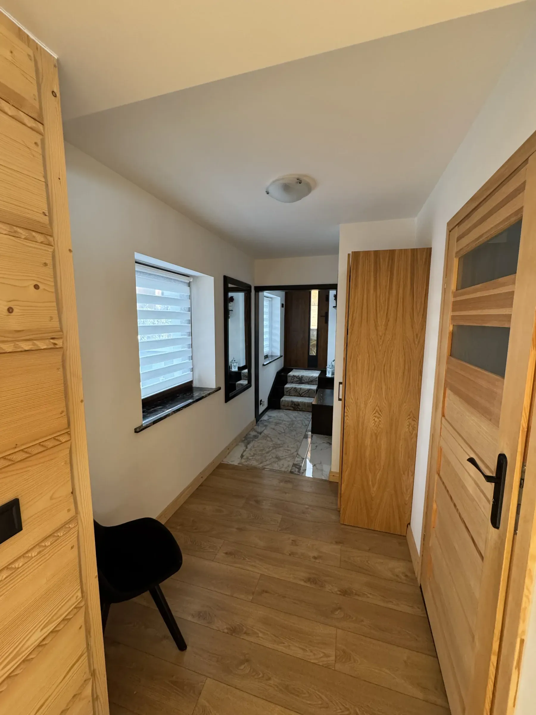 Przedpokój apartamentu z drewnianą zabudową