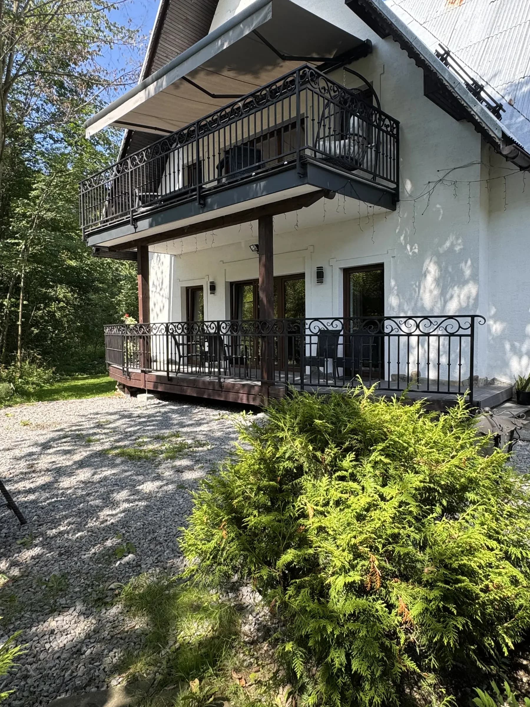 Zadaszony taras apartamentu z meblami ogrodowymi